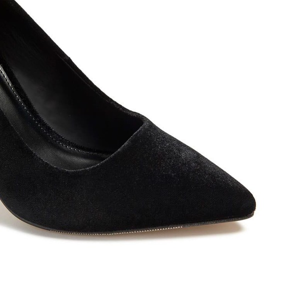 FOREVER 21 Black Pointed Toe High Heel Pumps - Picture 2 of 4